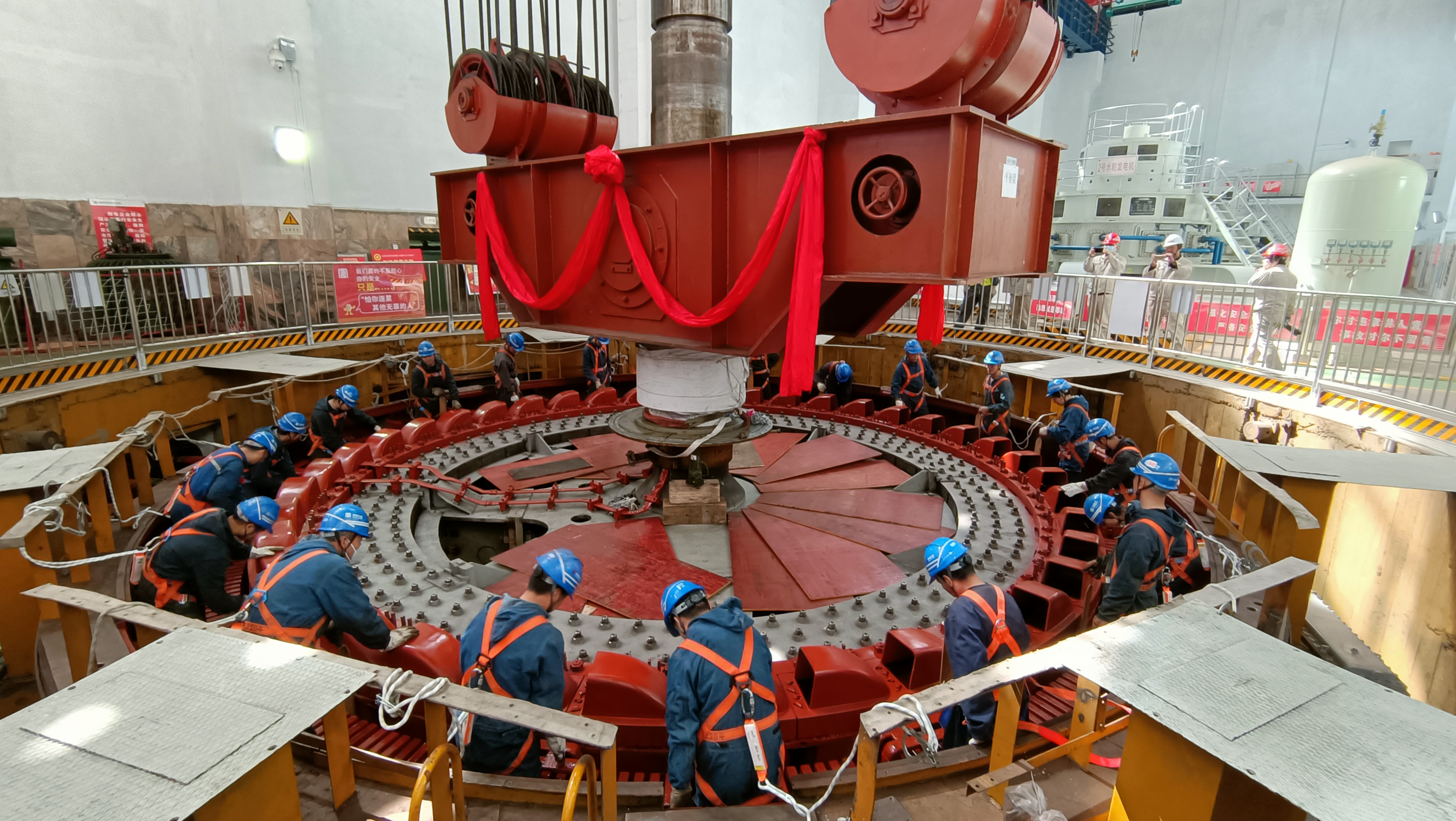 1681719641879096748.jpg 碧口水電廠發(fā)電機轉(zhuǎn)子回裝現(xiàn)場(劉小娟攝).jpg