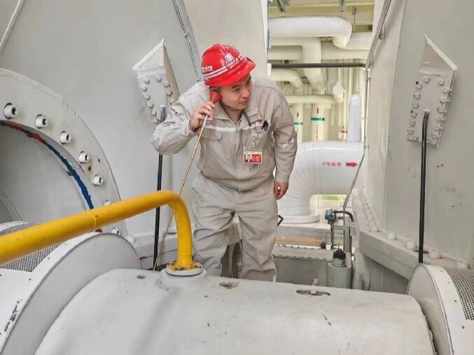 1708506602069006546.jpg 6-大唐東營發(fā)電公司職工現(xiàn)場檢查機組振動情況.jpg