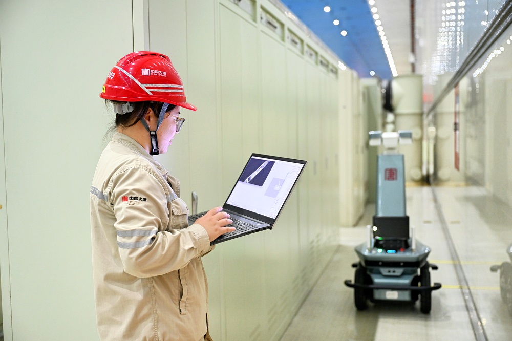 1732511871663018288.jpg 對巡檢機(jī)器人進(jìn)行現(xiàn)場調(diào)試.jpg